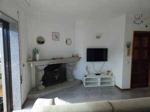 Una Smart TV, una chimenea