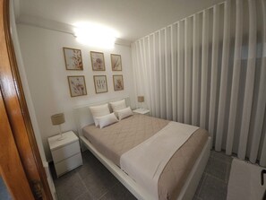 3 quartos, ferros/tábuas de passar roupa, berço de viagem