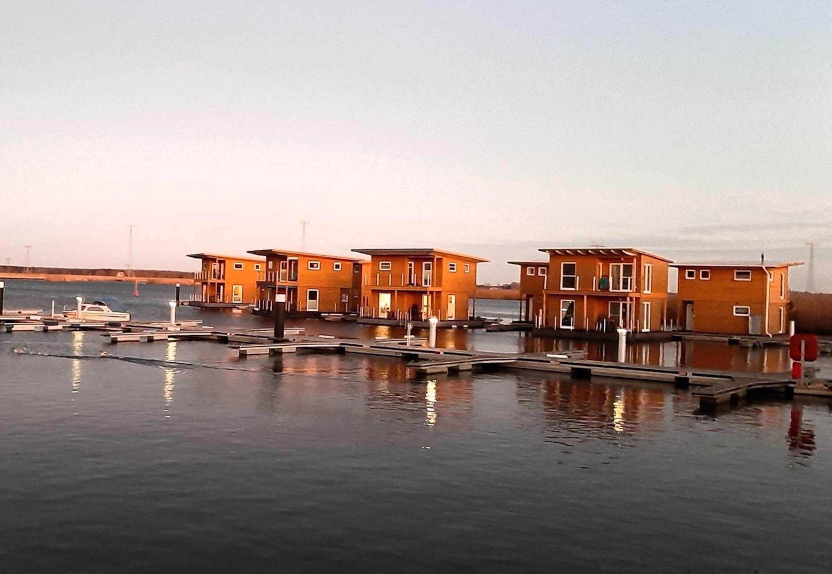 Una propietat a primera línia de mar amb diversos edificis comunicats per passarel·les.
