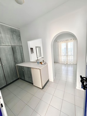 Kahden hengen huone, merinäköala, pohjakerroksessa | 1 makuuhuone, tallelokero huoneessa, äänieristys, silitysrauta/-lauta