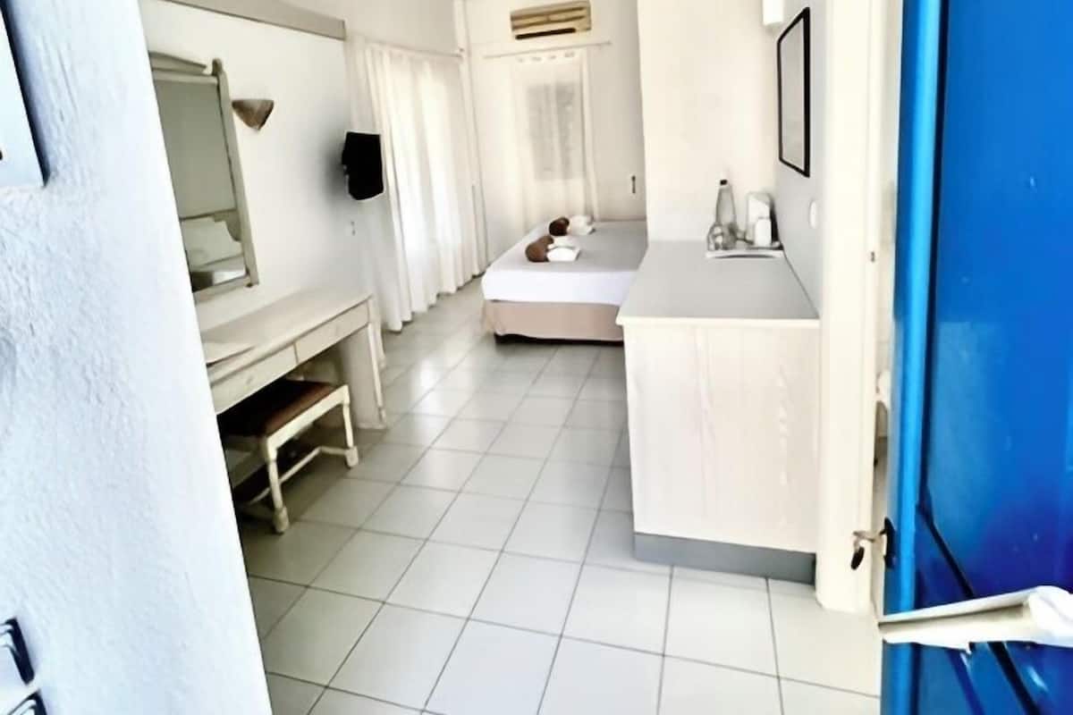 Standard Double Room, Balcony, Garden View | 1 bedroom, in-room safe, soundproofing, iron/ironing board