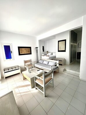 Studio, merinäköala, puolikerroksessa | 1 makuuhuone, tallelokero huoneessa, äänieristys, silitysrauta/-lauta