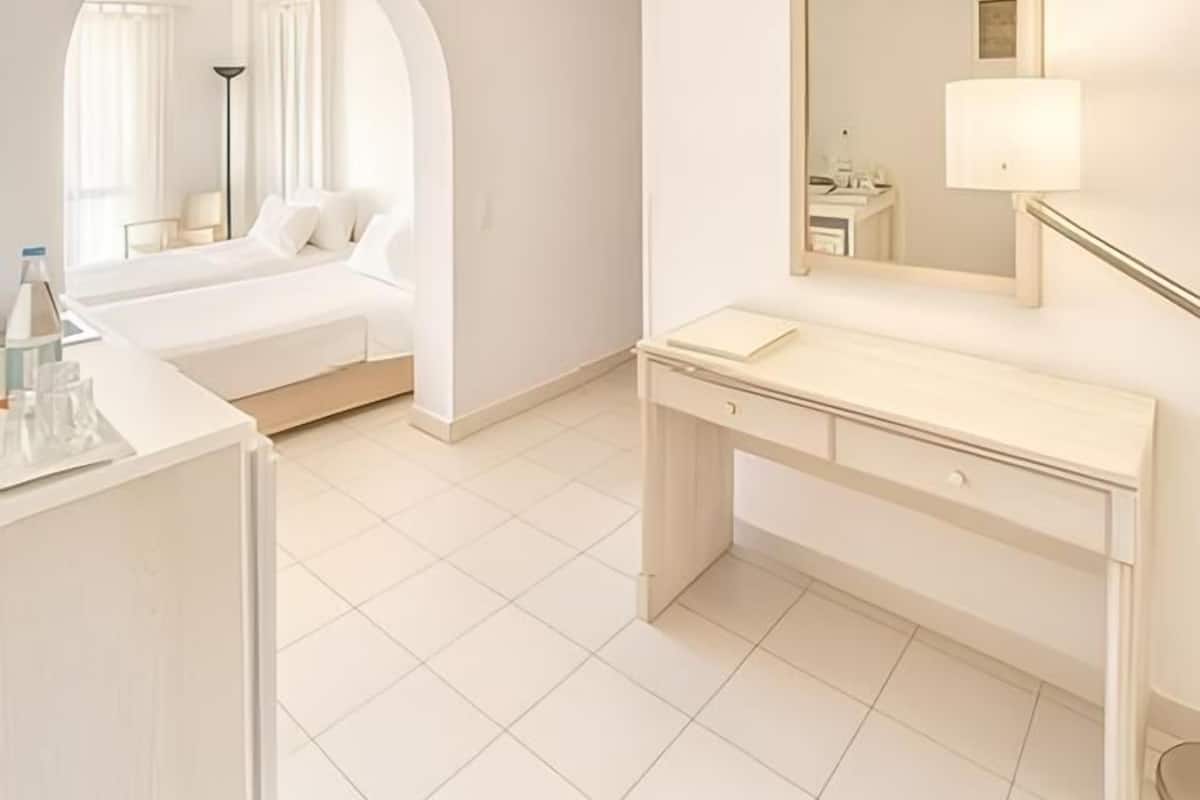 Suite, Mountain View, Ground Floor | 1 bedroom, in-room safe, soundproofing, iron/ironing board