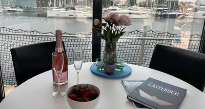 Hausboot in Laboe an der Kieler Foerde