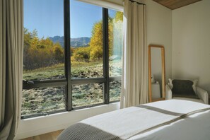 2 bedrooms, iron/ironing board, free WiFi, bed sheets - The Hawk. Horse Creek Cabins. Lux 2 bed/2 bath with King bed, AC, Creek Front (Emigrant)