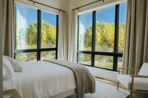 2 bedrooms, iron/ironing board, free WiFi, bed sheets - The Hawk. Horse Creek Cabins. Lux 2 bed/2 bath with King bed, AC, Creek Front (Emigrant)