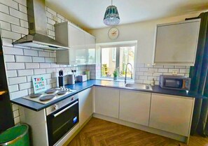 冷蔵庫、電子レンジ、オーブン、コンロ