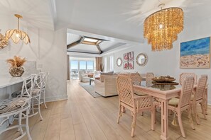 Dining - Spacious 4-bedroom condo in the quiet holiday isle area of Destin, Florida. (Destin)