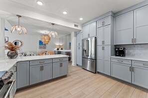 Private kitchen - Spacious 4-bedroom condo in the quiet holiday isle area of Destin, Florida. (Destin)