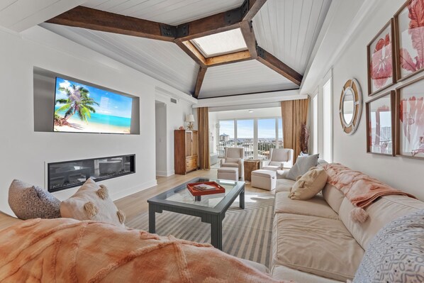 Living area - Spacious 4-bedroom condo in the quiet holiday isle area of Destin, Florida. (Destin)