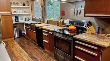 雪櫃、微波爐、焗爐、爐具