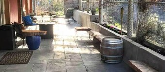 Nos Suenos farmhouse, Charming 2-bedroom with hottub, WiFi in marvelous Portland