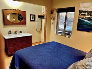 2 bedrooms, iron/ironing board, WiFi, bed sheets - Nos Suenos farmhouse, Charming 2-bedroom with hottub, WiFi in marvelous Portland (Portland)