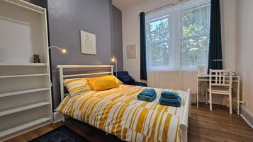 2 bedrooms, iron/ironing board, WiFi