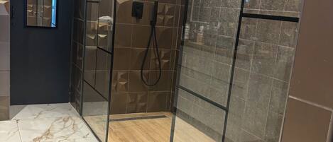 Bruser, hårtørrer, håndklæder, Sæbe