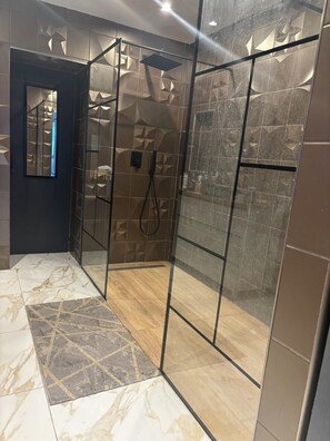 Dusche, Haartrockner, Handtücher, Seife