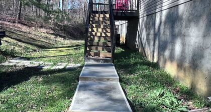 Barndominium getaway oasis! Close to Chattanooga shopping restaurants and Water!