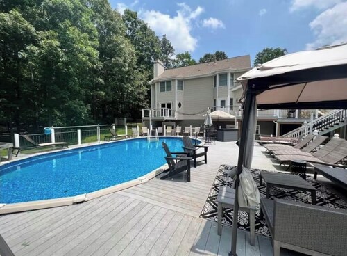 Barndominium getaway oasis! Close to Chattanooga shopping restaurants and Water!