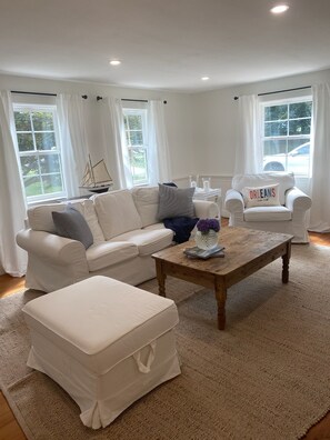 Smart TV, table football - Child Friendly, Charming 3-Bedroom Cape in Unbeatable Location (Orleans)