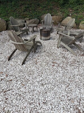 Property grounds - Child Friendly, Charming 3-Bedroom Cape in Unbeatable Location (Orleans)