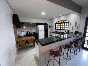 Frigorifero, microonde, piano cottura, macchina per tè/caffè