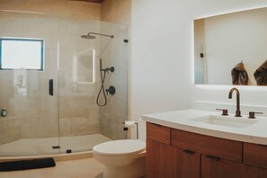 Shower, hair dryer, towels, soap - The Heron. Horse Creek Cabins. Lux 2 bed/2 bath with King Bed, AC, Creek Front. (Emigrant)