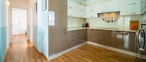 Kühlschrank, Mikrowelle, Ofen, Wasserkocher mit Kaffee-/Teezubehör