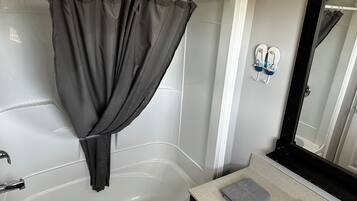 Ducha, toallas y papel higiénico