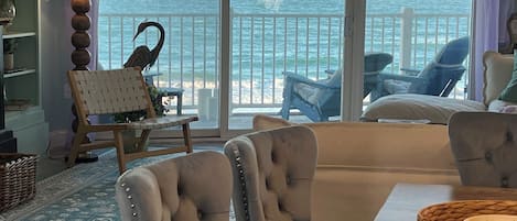 Smart-TV, Kamin, Bücher, Computerbildschirme