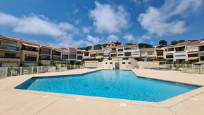 Pool - Facing the sea! Top apartment, beautiful sea view and large swimming pool. We love it! (Roquebrune-sur-Argens)