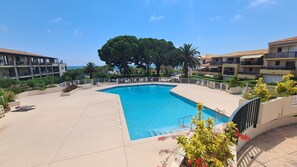 Pool - Facing the sea! Top apartment, beautiful sea view and large swimming pool. We love it! (Roquebrune-sur-Argens)