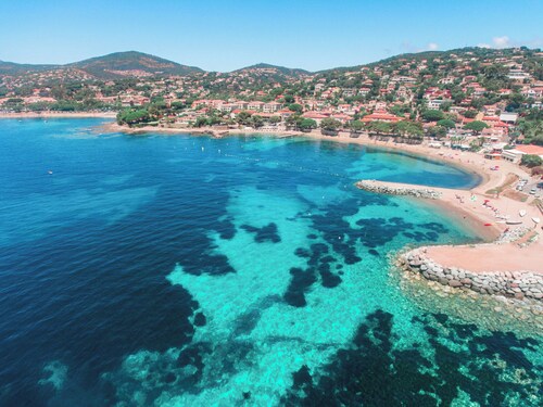 Facing the sea! Top apartment, beautiful sea view and large swimming pool. We love it!