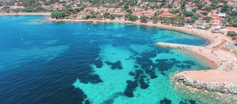 Facing the sea! Top apartment, beautiful sea view and large swimming pool. We love it!