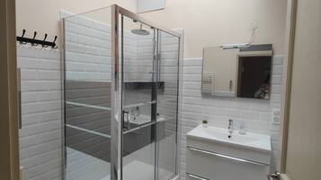 Een douche, een haardroger, handdoeken, zeep