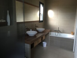 Een douche, een haardroger, handdoeken