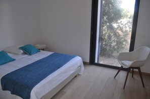 5 slaapkamers, een bureau, een strijkplank/strijkijzer, reisbedje