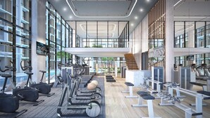 Ein modernes Fitnessstudio mit Laufbändern, Ergometer und Krafttrainingsgeräten.