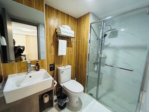 Sèche-cheveux, bidet, serviettes fournies, savon