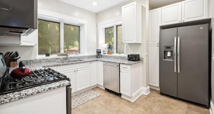Cozy 3BR on Chicago's North Side & Free Parking On-premises!