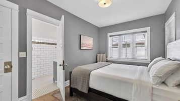 3 bedrooms, desk, iron/ironing board, travel crib