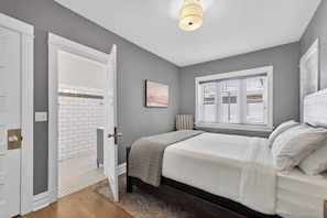 3 bedrooms, desk, iron/ironing board, travel crib