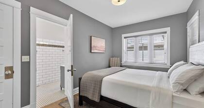 Chicago's North Side retreat with 3 bedrooms and free parking on premises