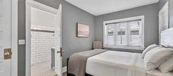 Chicago's North Side retreat with 3 bedrooms and free parking on premises