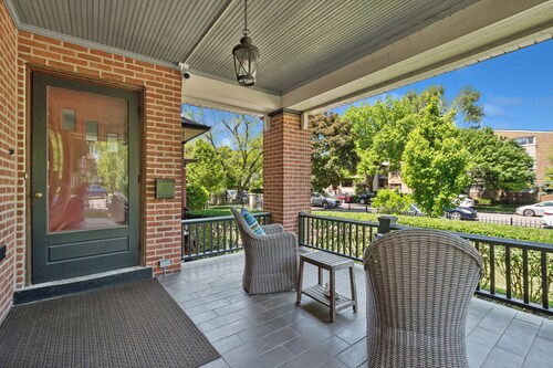 Cozy 3BR on Chicago's North Side & Free Parking On-premises!