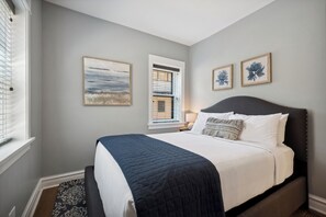 3 habitaciones, escritorio y tabla de planchar con plancha 