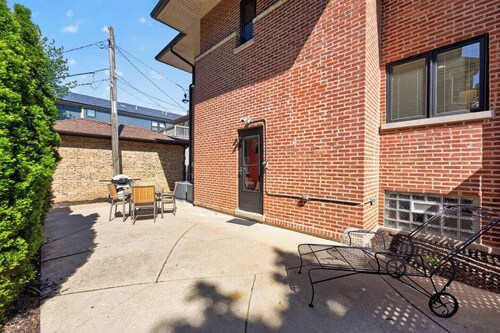 Chicago's North Side retreat with 3 bedrooms and free parking on premises