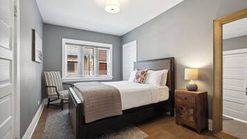 3 bedrooms, desk, iron/ironing board, travel crib