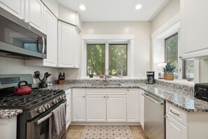 冷蔵庫、電子レンジ、オーブン、コンロ