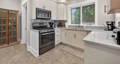 Chicago's North Side retreat with 3 bedrooms and free parking on premises