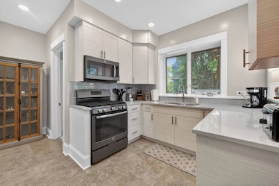 Chicago's North Side retreat with 3 bedrooms and free parking on premises
